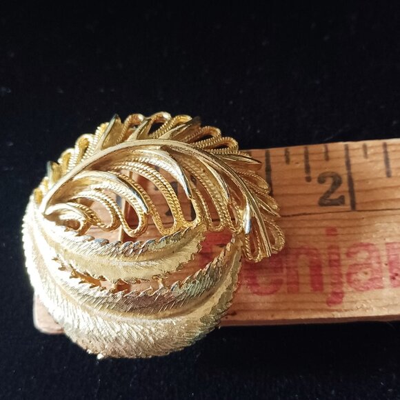 Lovely Elegant Leaf Pattern Gold Brooch - Picture 4 of 4